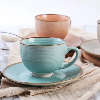 Kūrybos dvi iškilios juostelės kavos puodelius ir lėkštutes Europos stiliaus senovinių keramikos popietę arbatos puodelio